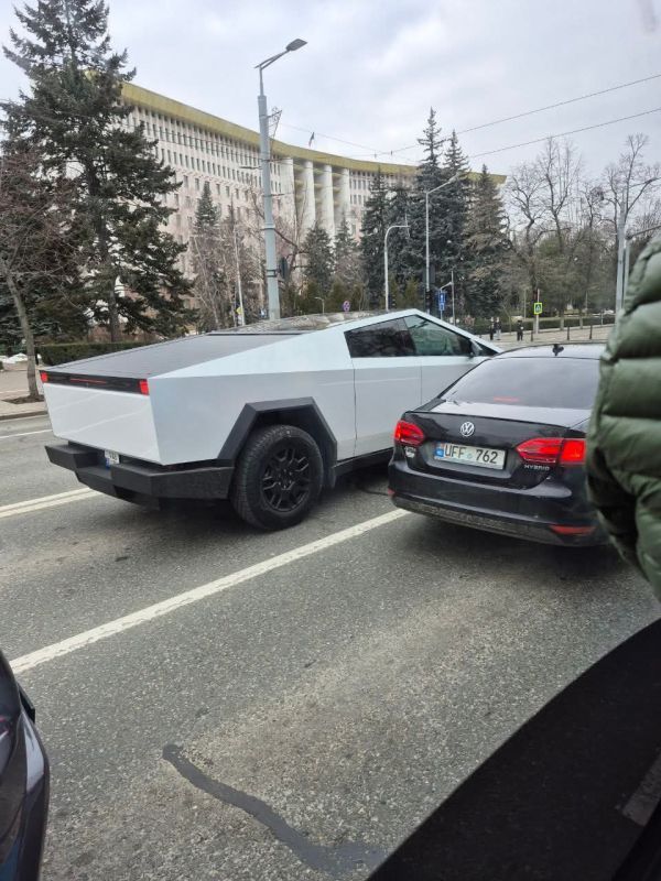   Tesla Cybertruck     