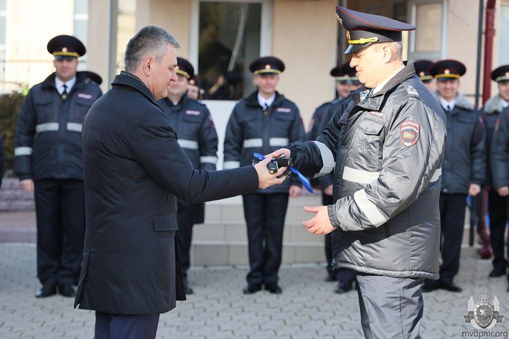 Праздник МВД. Торжественное мероприятие в честь 34-й годовщины образования МВД ПМР состоялось в расположении ведомства. Президент Приднестровья Вадим Красносельский поздравил собравшихся с праздником Праздник МВД. Торжественное мероприятие в честь 34-й годовщины образования МВД ПМР состоялось в расположении ведомства. Президент Приднестровья Вадим Красносельский поздравил собравшихся с праздником