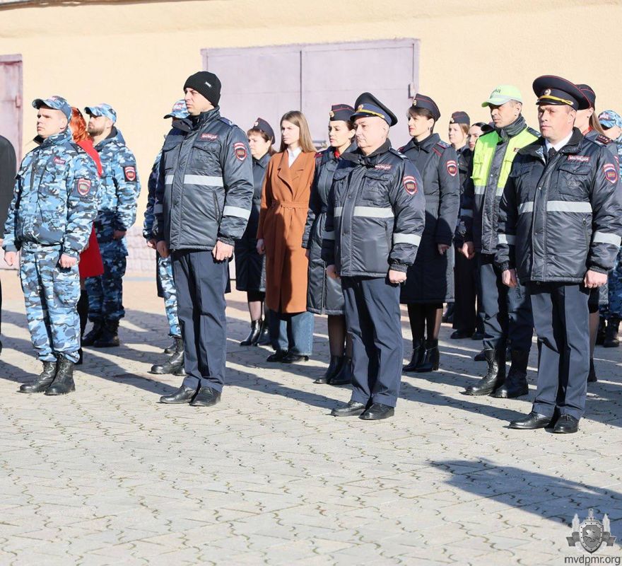 Праздник МВД. Торжественное мероприятие в честь 34-й годовщины образования МВД ПМР состоялось в расположении ведомства. Президент Приднестровья Вадим Красносельский поздравил собравшихся с праздником Праздник МВД. Торжественное мероприятие в честь 34-й годовщины образования МВД ПМР состоялось в расположении ведомства. Президент Приднестровья Вадим Красносельский поздравил собравшихся с праздником