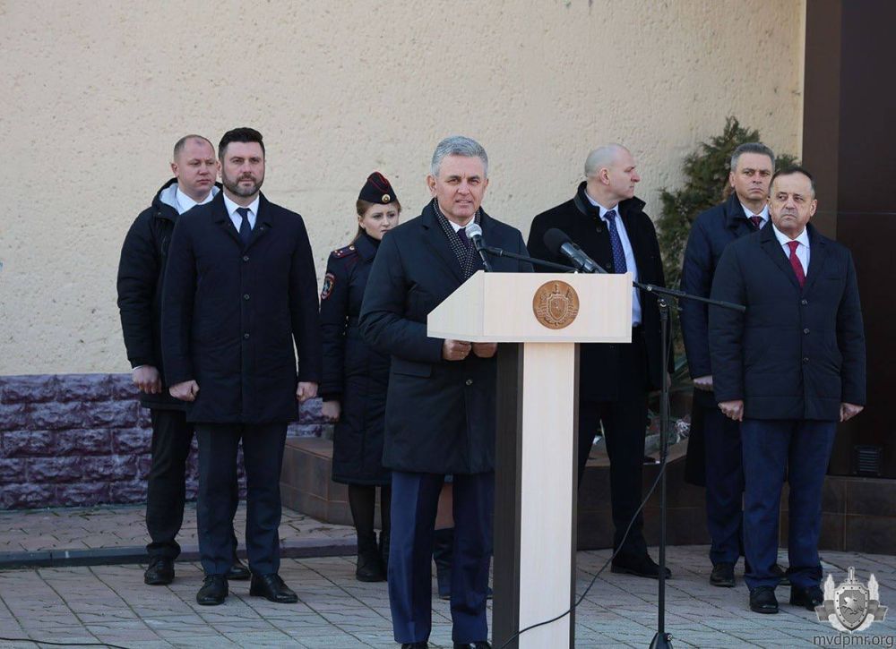 Праздник МВД. Торжественное мероприятие в честь 34-й годовщины образования МВД ПМР состоялось в расположении ведомства. Президент Приднестровья Вадим Красносельский поздравил собравшихся с праздником Праздник МВД. Торжественное мероприятие в честь 34-й годовщины образования МВД ПМР состоялось в расположении ведомства. Президент Приднестровья Вадим Красносельский поздравил собравшихся с праздником