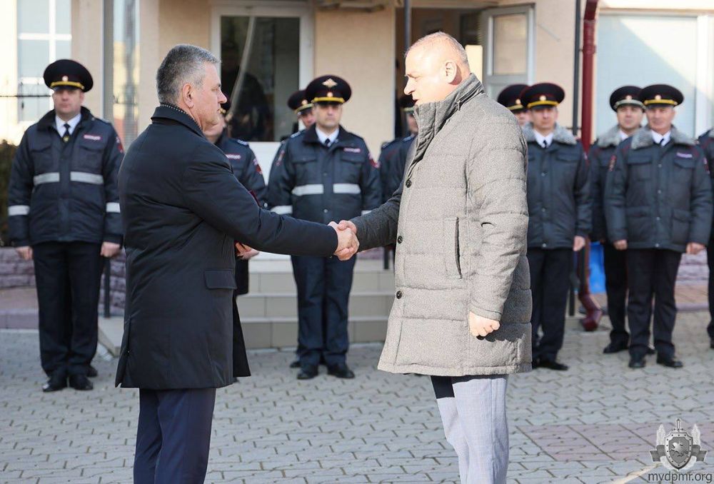 Праздник МВД. Торжественное мероприятие в честь 34-й годовщины образования МВД ПМР состоялось в расположении ведомства. Президент Приднестровья Вадим Красносельский поздравил собравшихся с праздником Праздник МВД. Торжественное мероприятие в честь 34-й годовщины образования МВД ПМР состоялось в расположении ведомства. Президент Приднестровья Вадим Красносельский поздравил собравшихся с праздником