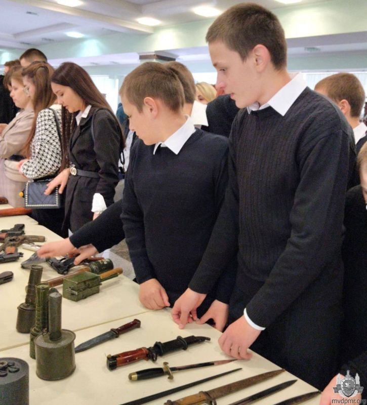 Молодёжи – о войне. О вкладе наших земляков в победу в Великой Отечественной войне говорили с юными приднестровцами 13 марта во Дворце Республики. Среди школьников были подростки из РУВК имени А.С. Макаренко Молодёжи – о войне. О вкладе наших земляков в победу в Великой Отечественной войне говорили с юными приднестровцами 13 марта во Дворце Республики. Среди школьников были подростки из РУВК имени А.С. Макаренко