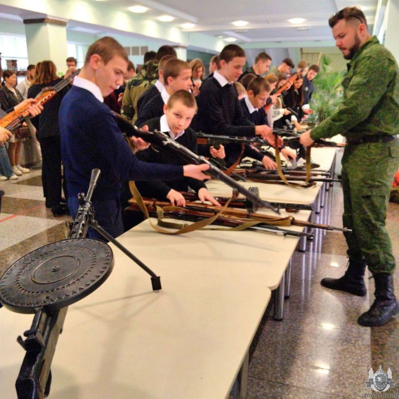 Молодёжи – о войне. О вкладе наших земляков в победу в Великой Отечественной войне говорили с юными приднестровцами 13 марта во Дворце Республики. Среди школьников были подростки из РУВК имени А.С. Макаренко Молодёжи – о войне. О вкладе наших земляков в победу в Великой Отечественной войне говорили с юными приднестровцами 13 марта во Дворце Республики. Среди школьников были подростки из РУВК имени А.С. Макаренко
