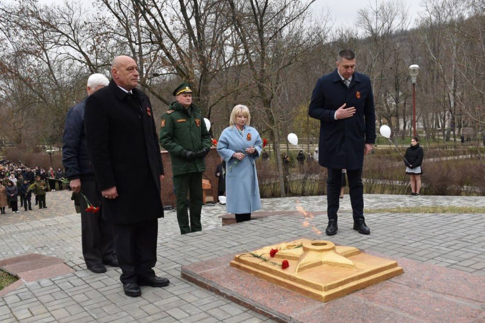 Память жива. Милиционеры, пожарные, спасатели Каменского района и ветераны ОВД приняли участие в памятных мероприятиях, посвящённых 81-й годовщине освобождения района от немецко-фашистских захватчиков, почтили погибших... Память жива. Милиционеры, пожарные, спасатели Каменского района и ветераны ОВД приняли участие в памятных мероприятиях, посвящённых 81-й годовщине освобождения района от немецко-фашистских захватчиков, почтили погибших...