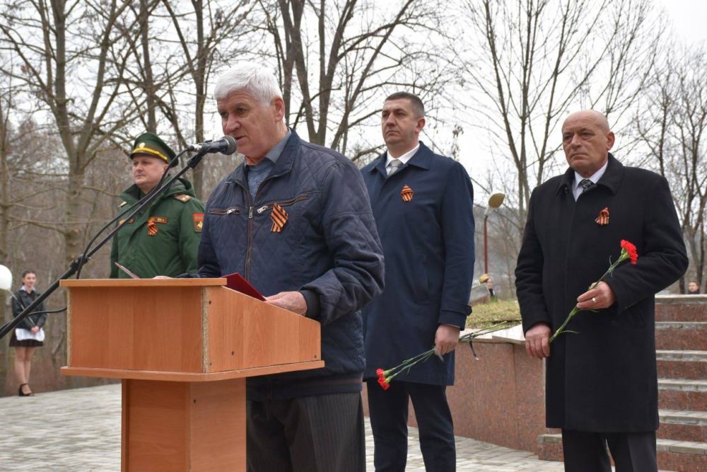 Память жива. Милиционеры, пожарные, спасатели Каменского района и ветераны ОВД приняли участие в памятных мероприятиях, посвящённых 81-й годовщине освобождения района от немецко-фашистских захватчиков, почтили погибших... Память жива. Милиционеры, пожарные, спасатели Каменского района и ветераны ОВД приняли участие в памятных мероприятиях, посвящённых 81-й годовщине освобождения района от немецко-фашистских захватчиков, почтили погибших...