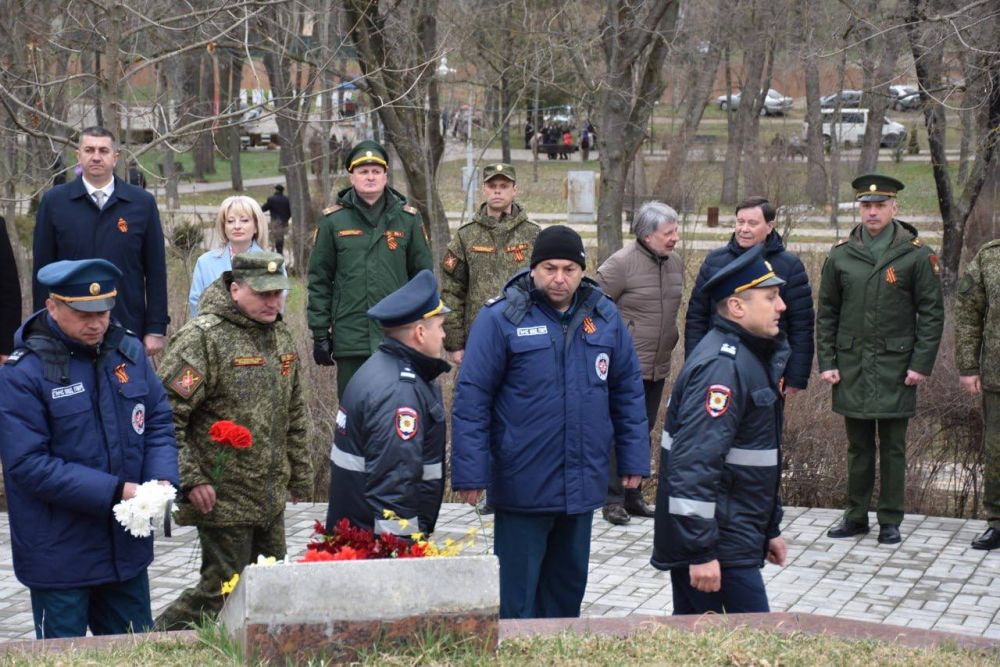 Память жива. Милиционеры, пожарные, спасатели Каменского района и ветераны ОВД приняли участие в памятных мероприятиях, посвящённых 81-й годовщине освобождения района от немецко-фашистских захватчиков, почтили погибших... Память жива. Милиционеры, пожарные, спасатели Каменского района и ветераны ОВД приняли участие в памятных мероприятиях, посвящённых 81-й годовщине освобождения района от немецко-фашистских захватчиков, почтили погибших...