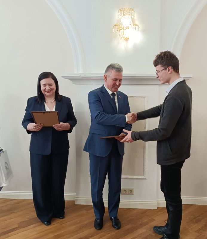 Президент наградил 18 старшеклассников и студентов - победителей литературного конкурса сочинений по книге «Судьба танкиста» о Великой Отечественной войне