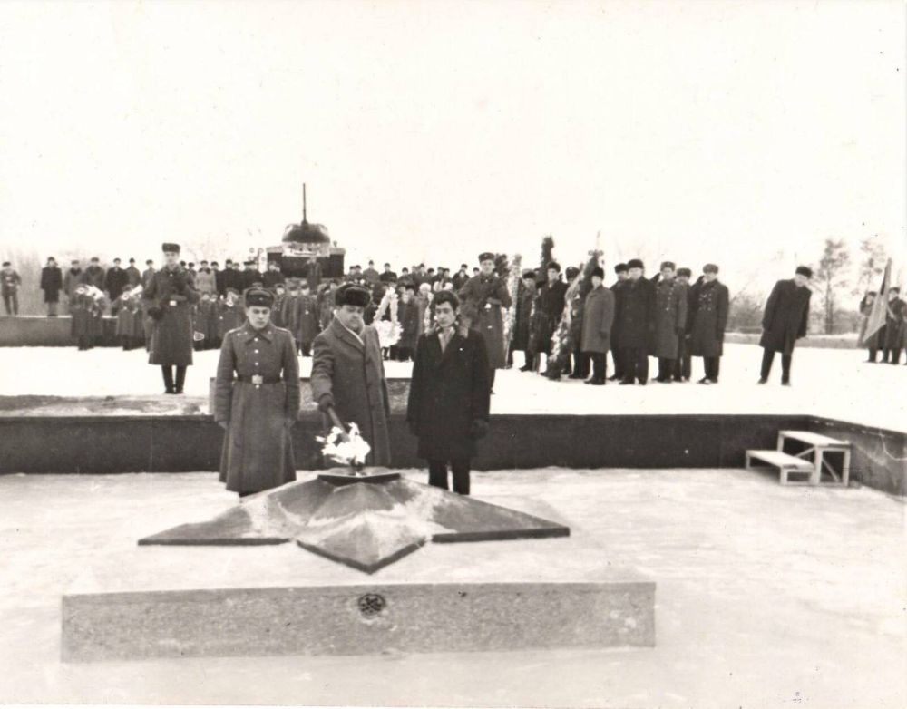 Мемориал Славы в Тирасполе открыли 29 января 1972 года, а 23 февраля прошла торжественная церемония перезахоронения советских воинов, погибших на Кицканском плацдарме Мемориал Славы в Тирасполе открыли 29 января 1972 года, а 23 февраля прошла торжественная церемония перезахоронения советских воинов, погибших на Кицканском плацдарме