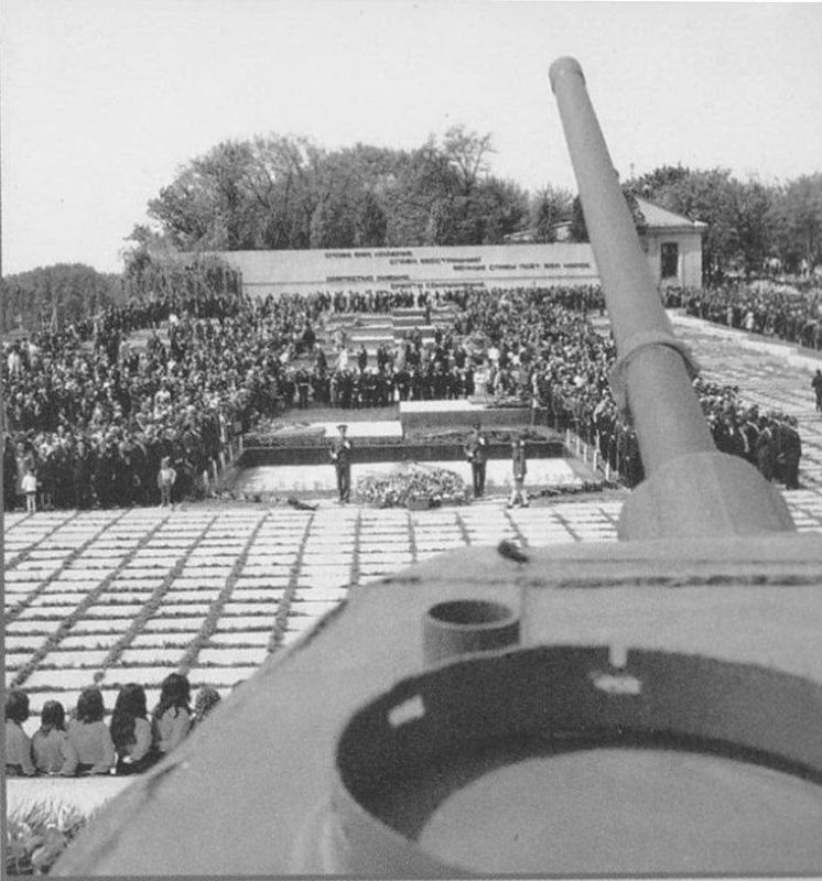 Мемориал Славы в Тирасполе открыли 29 января 1972 года, а 23 февраля прошла торжественная церемония перезахоронения советских воинов, погибших на Кицканском плацдарме Мемориал Славы в Тирасполе открыли 29 января 1972 года, а 23 февраля прошла торжественная церемония перезахоронения советских воинов, погибших на Кицканском плацдарме