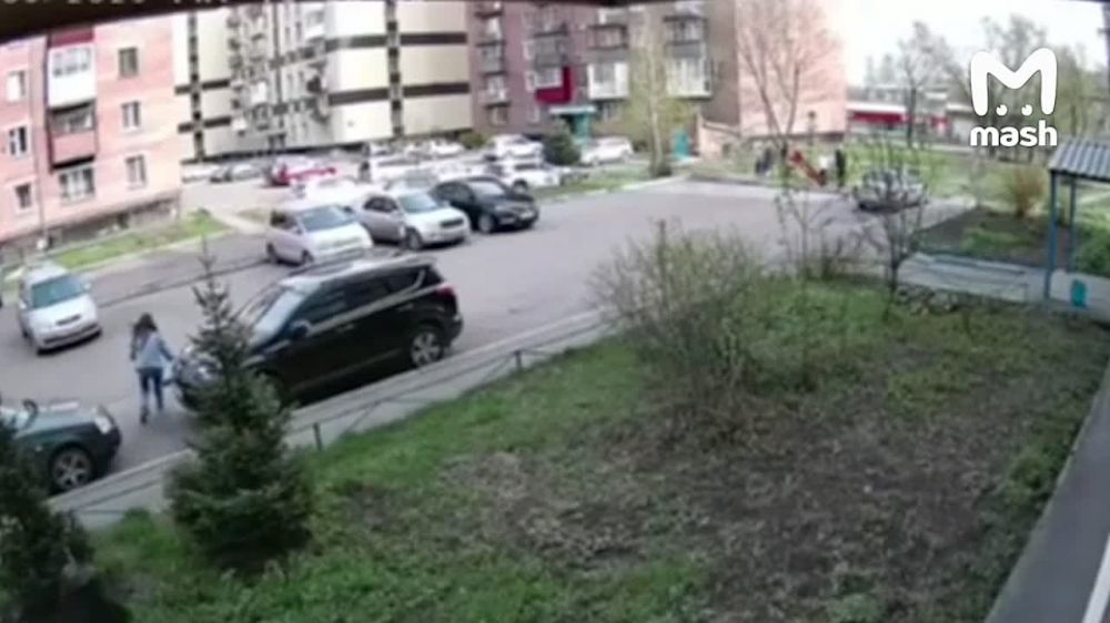 Сбежавшие с выпаса кони снесли семилетнюю девочку во дворе дома в Новокузнецке