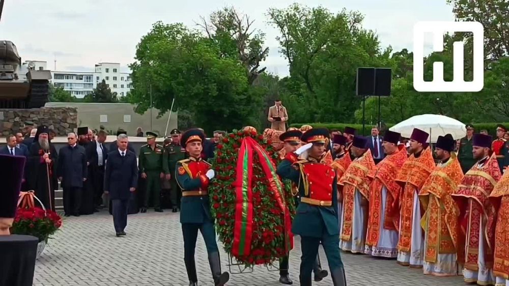 Президент ПМР Вадим Красносельский и посол России Олег Озеров возложили цветы к Вечному огню на Мемориале Славы в Тирасполе