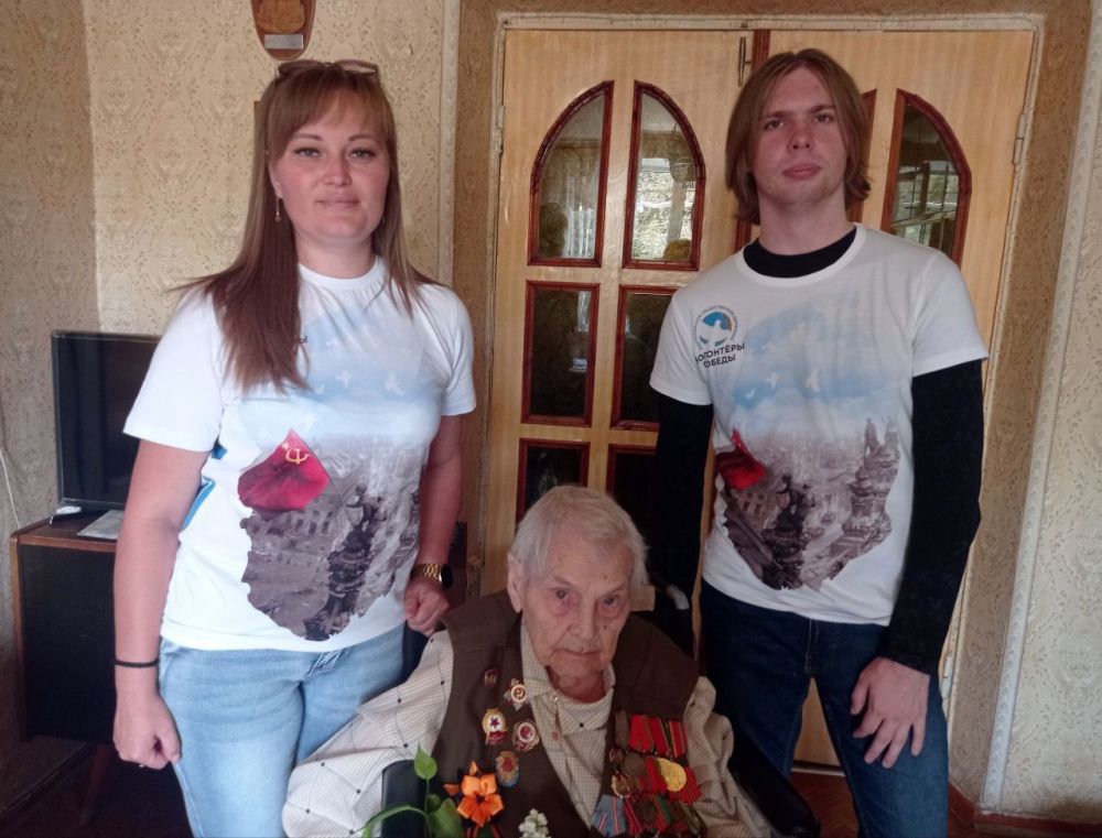 Волонтёры Победы навестили и поздравили с 9 Мая ветерана Великой Отечественной войны Веру Андреевну Губареву