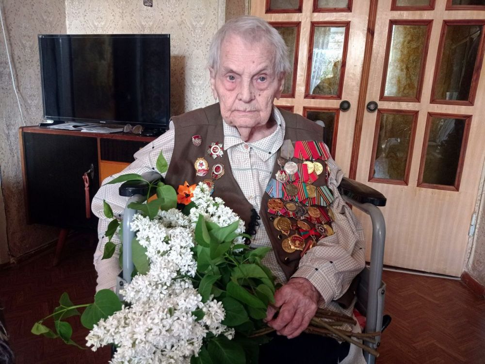 Волонтёры Победы навестили и поздравили с 9 Мая ветерана Великой Отечественной войны Веру Андреевну Губареву Волонтёры Победы навестили и поздравили с 9 Мая ветерана Великой Отечественной войны Веру Андреевну Губареву