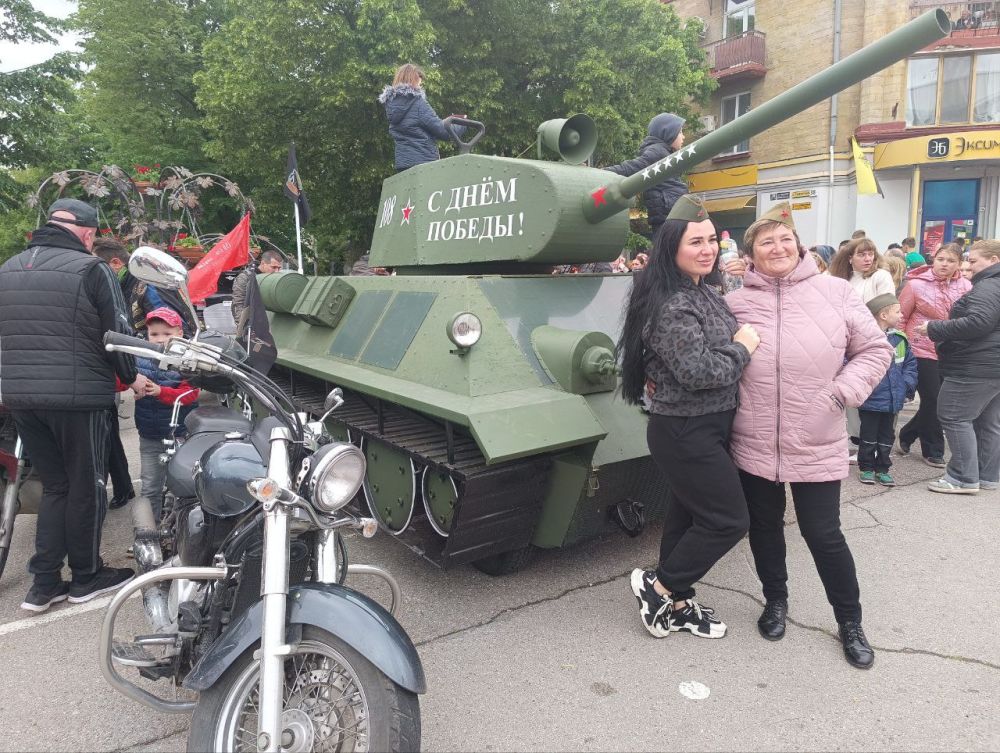 Праздник продолжается Праздник продолжается