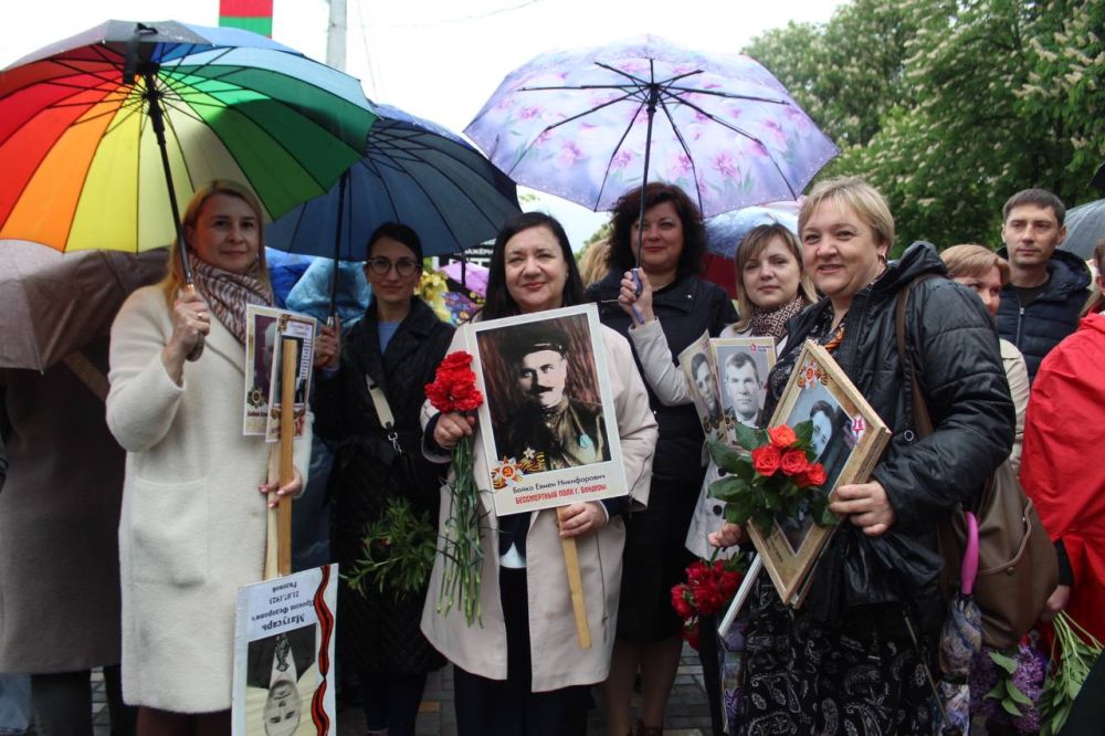 Сотрудники сферы просвещения принимают участие в акции «Бессмертный полк» Сотрудники сферы просвещения принимают участие в акции «Бессмертный полк»