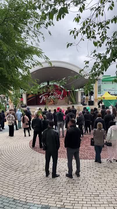 Самые стойкие, после Бессмертного полка возложения пришли на концерт в Екатерининском парке