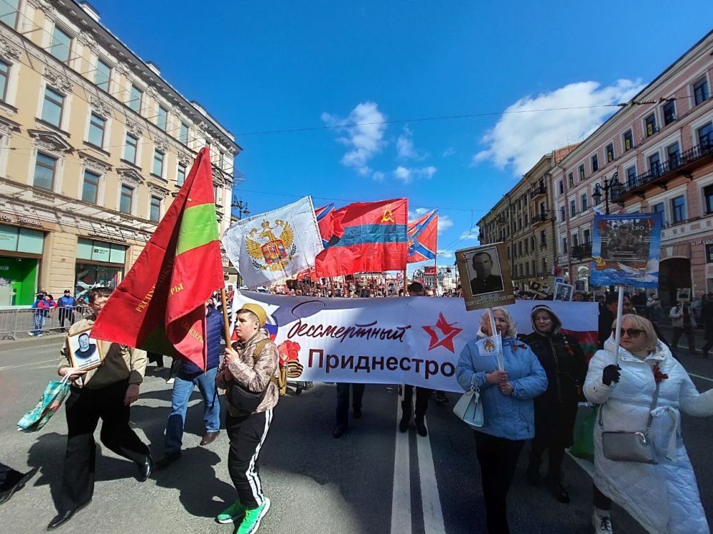 Приднестровский флаг на Невском проспекте в Санкт-Петербурге