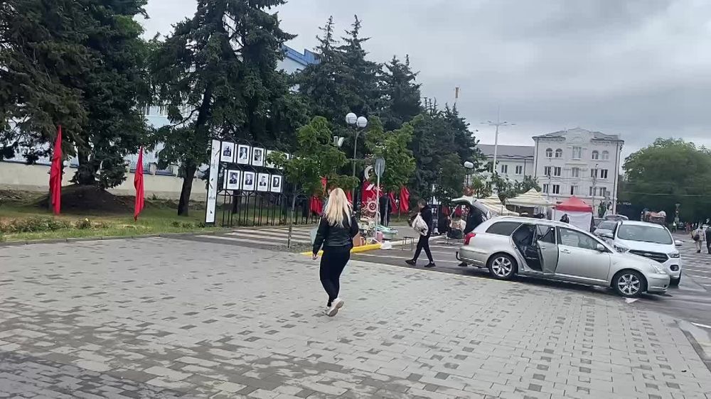 Дождь прошел, на площади разворачиваются кафе-бистро под открытым небом