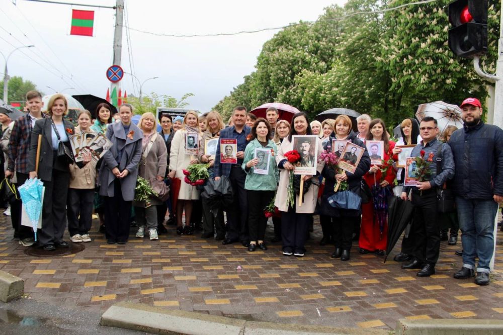Сотрудники сферы просвещения принимают участие в акции «Бессмертный полк»