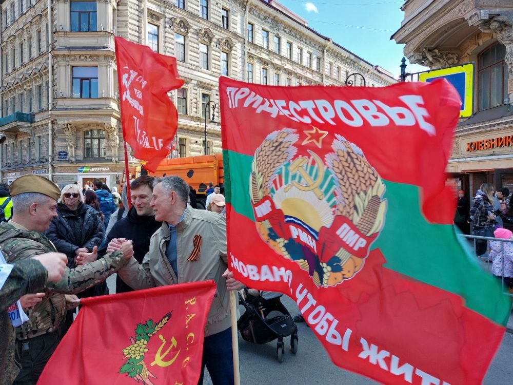 Приднестровский флаг на Невском проспекте в Санкт-Петербурге Приднестровский флаг на Невском проспекте в Санкт-Петербурге