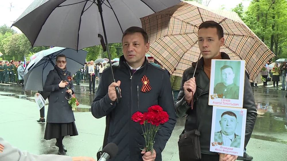 Депутат Верховного Совета Вадим Левицкий вместе с сыном гордо пронес в шествии "Бессмертного полка" портреты своих дедов