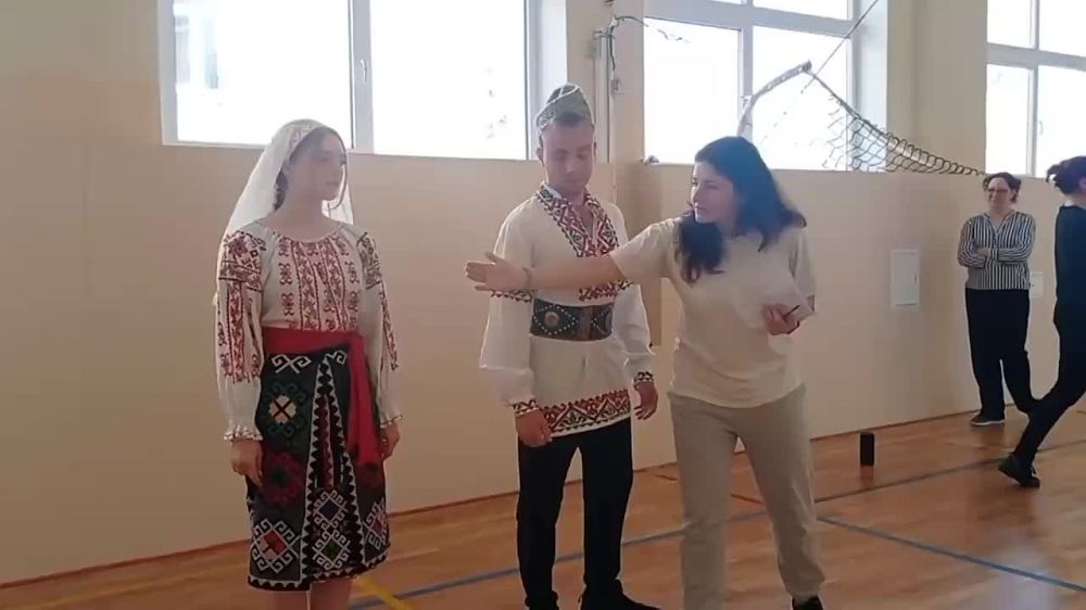 А сейчас рассказывают о национальных костюмах