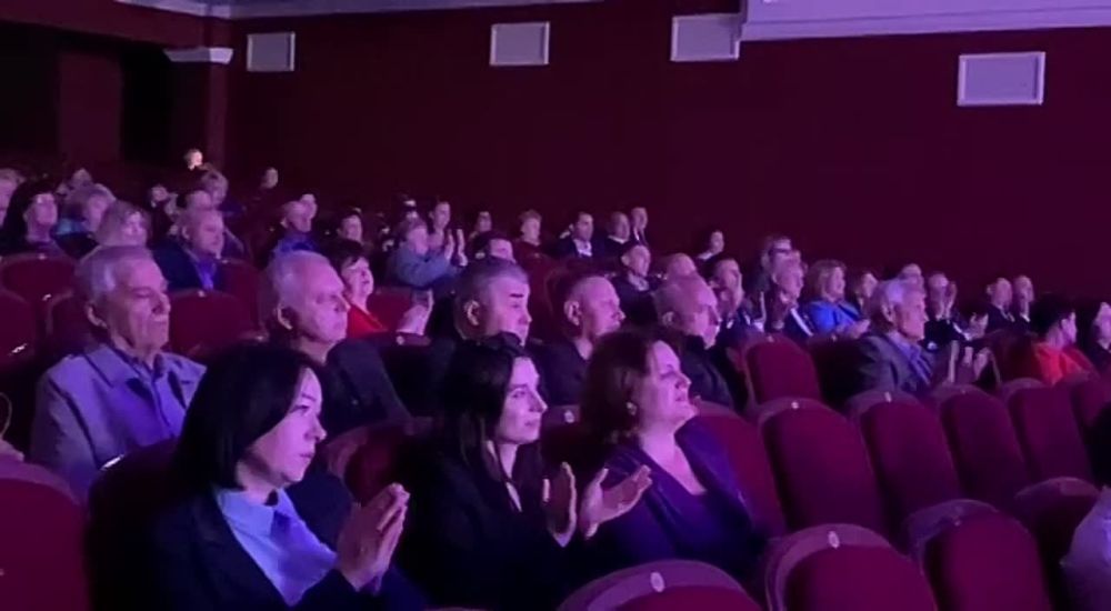 Песни и танцы создали праздничное настроение