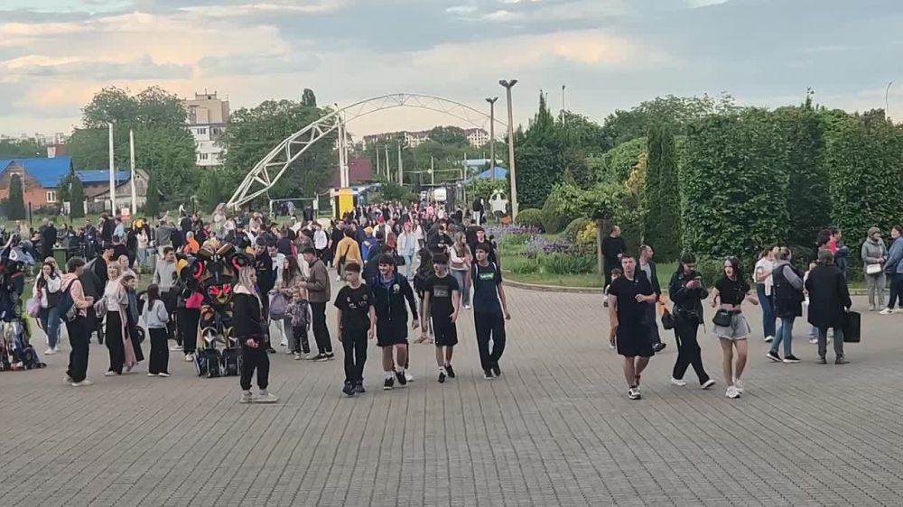 Народ всё идёт на стадион