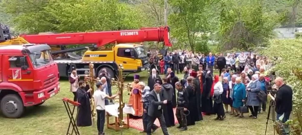 В Выхватинцах (Рыбницкий район) архиепископ Савва освящает новые купол и кресты для храма Дмитрия Солунского