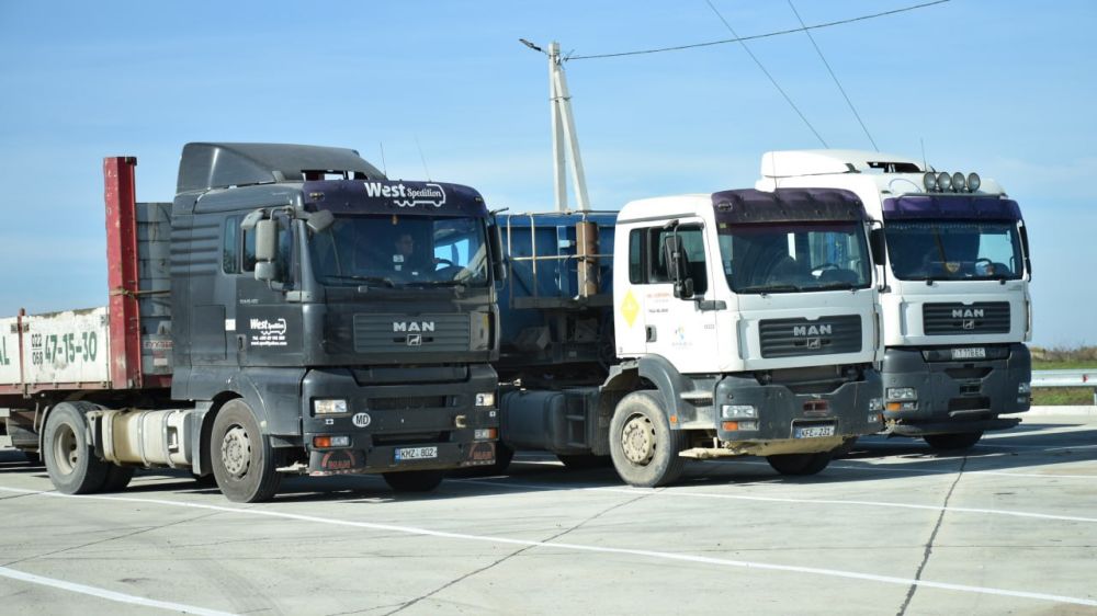 В соответствии с Распоряжением Правительства ПМР от 19.05.2025 г. №315р изменен размер дорожного сбора за проезд транспортных средств, не зарегистрированных в республике, общей массой более 18 тонн, перемещающих макадам...