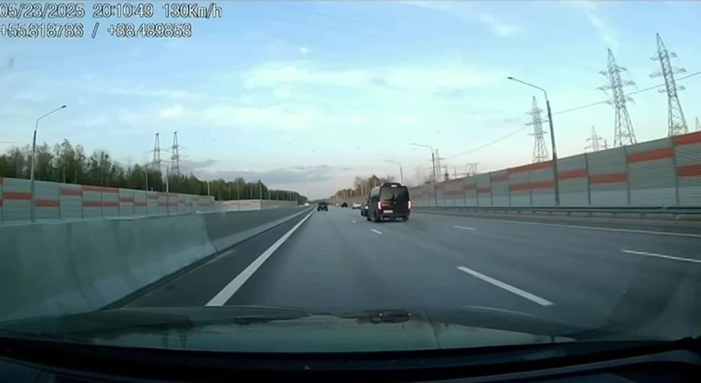 Момент аварии на трассе М-12 в районе Ногинска, в результате которой погибли женщина и ребенок, еще десять человек пострадали: