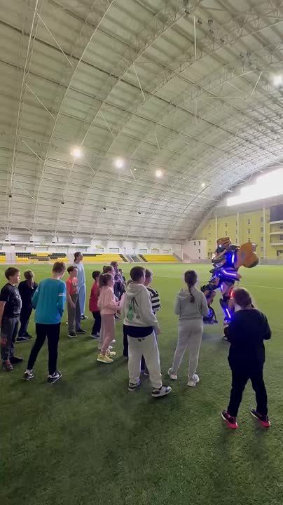 Пацаны и девчонки станцевали с Бамблби, дали ему пять и сфоткались на память