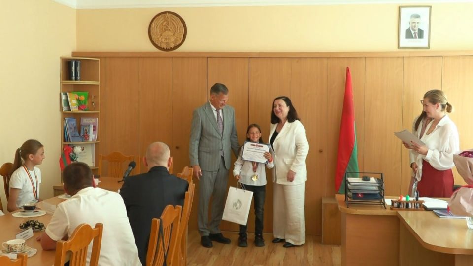 Министр просвещения и руководитель Федерации футбола Приднестровья поздравили юных футболисток из Ближнего Хутора Министр просвещения и руководитель Федерации футбола Приднестровья поздравили юных футболисток из Ближнего Хутора