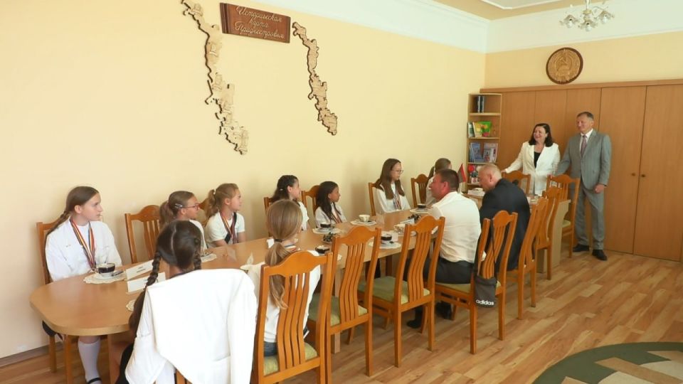 Министр просвещения и руководитель Федерации футбола Приднестровья поздравили юных футболисток из Ближнего Хутора