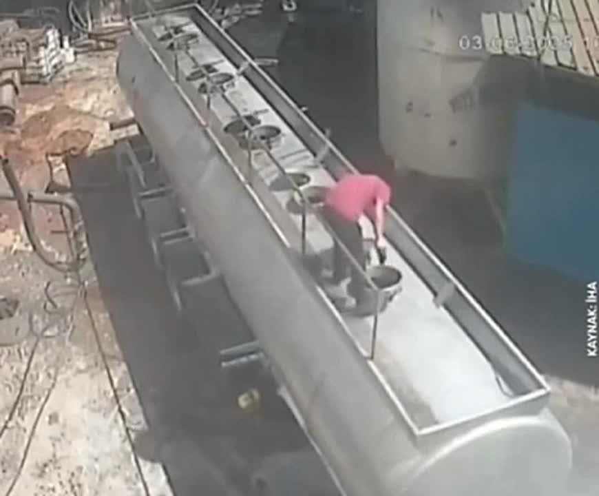 Рабочий в Турции взлетел в воздух, когда открывал крышку автоцистерны с сигаретой во рту