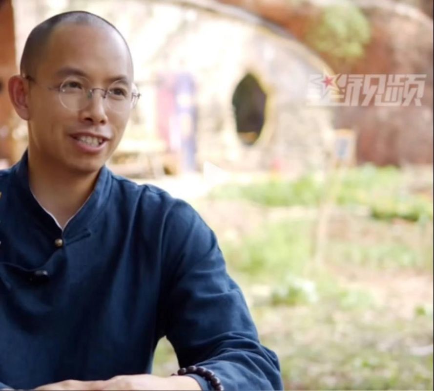 А это – амулет-бубенчик. Его крепили на одежду, чтобы отпугивать злых духов А это – амулет-бубенчик. Его крепили на одежду, чтобы отпугивать злых духов