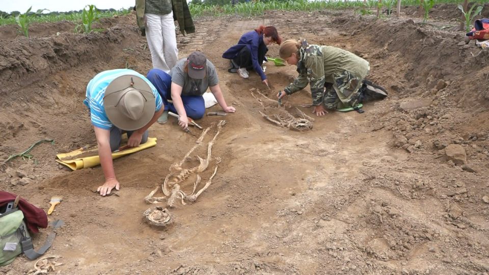 А это – амулет-бубенчик. Его крепили на одежду, чтобы отпугивать злых духов А это – амулет-бубенчик. Его крепили на одежду, чтобы отпугивать злых духов