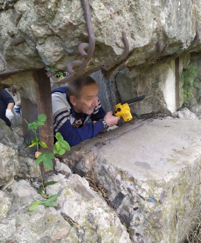 В Рыбнице проходит акция по уборке дота из сталинской оборонительной линии В Рыбнице проходит акция по уборке дота из сталинской оборонительной линии