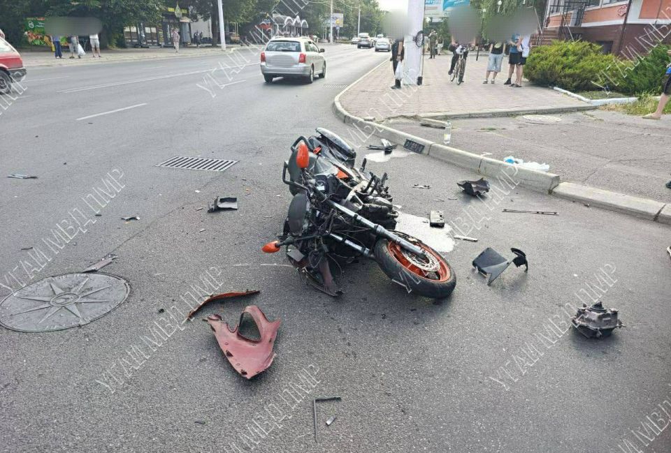 В аварии пострадали мотоциклист и пассажир В аварии пострадали мотоциклист и пассажир