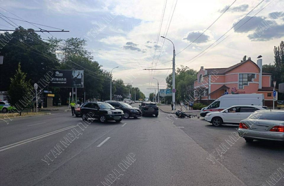 В аварии пострадали мотоциклист и пассажир В аварии пострадали мотоциклист и пассажир