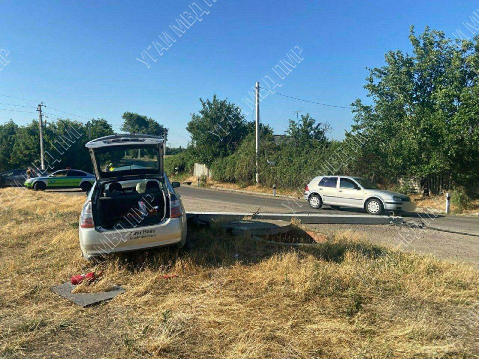 Автоледи потеряла управление над автомобилем Автоледи потеряла управление над автомобилем