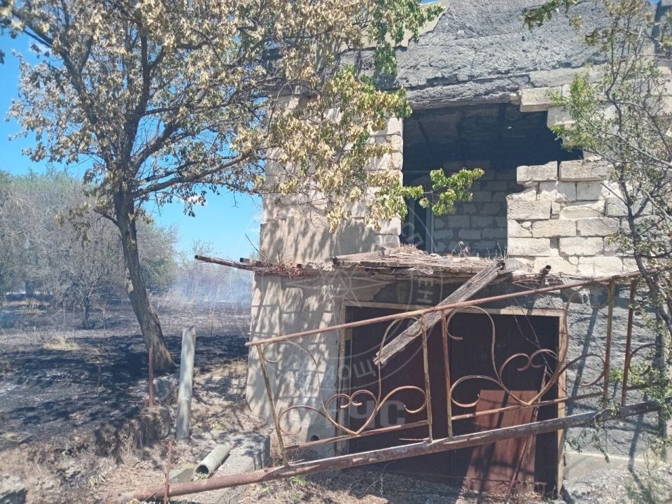 Искры от болгарки, упавшие на сухую траву, привели к пожару Искры от болгарки, упавшие на сухую траву, привели к пожару