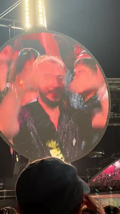  :  Coldplay    CEO IT-         