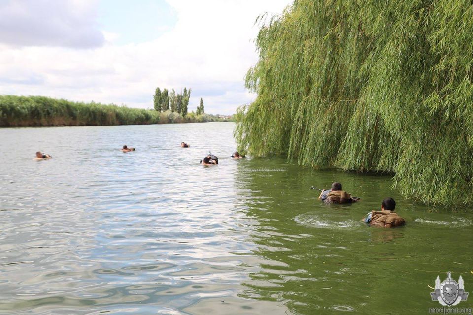 Для СОБРа «Днестр» вода не преграда Для СОБРа «Днестр» вода не преграда