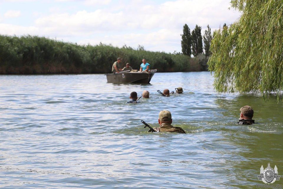 Для СОБРа «Днестр» вода не преграда Для СОБРа «Днестр» вода не преграда