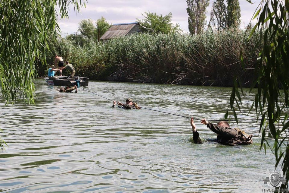 Для СОБРа «Днестр» вода не преграда Для СОБРа «Днестр» вода не преграда