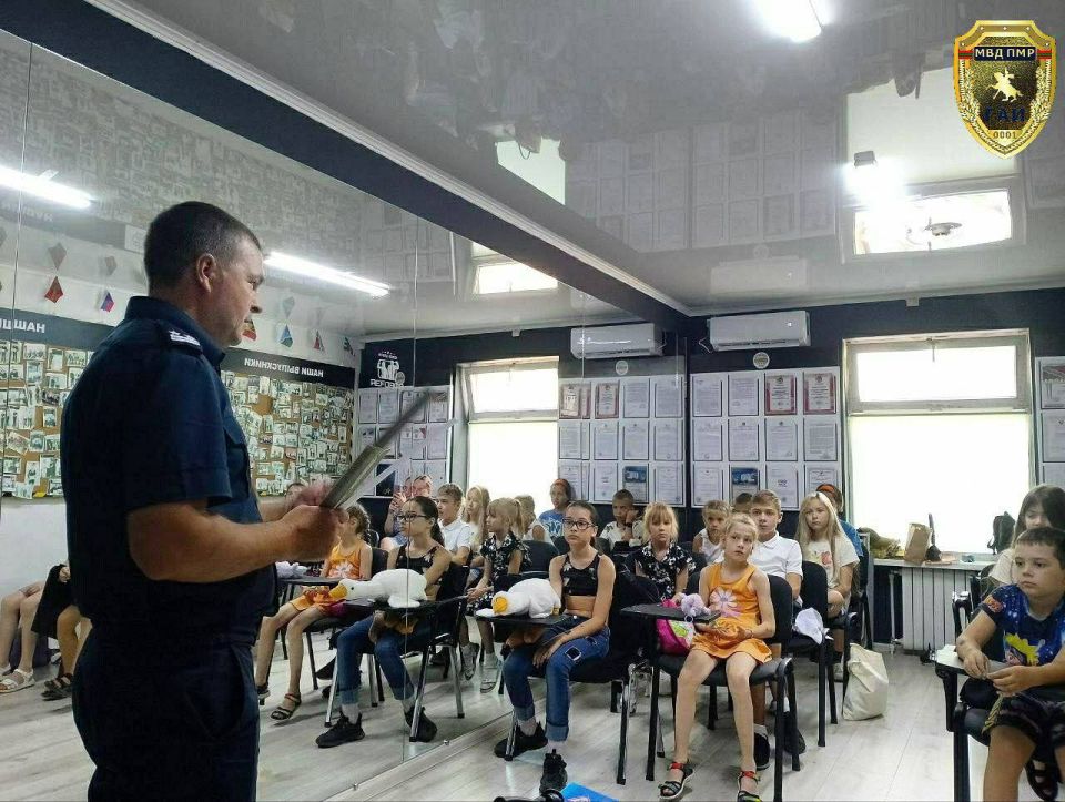 Госавтоинспекторы в летнем лагере Госавтоинспекторы в летнем лагере