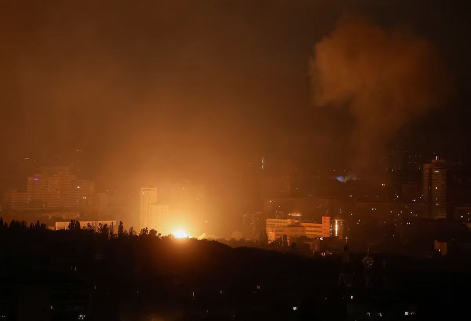 Еще фотографии ночного Киева во время ночного комбинированного удара ВС РФ. Поражались объекты военно-промышленной инфраструктуры Еще фотографии ночного Киева во время ночного комбинированного удара ВС РФ. Поражались объекты военно-промышленной инфраструктуры