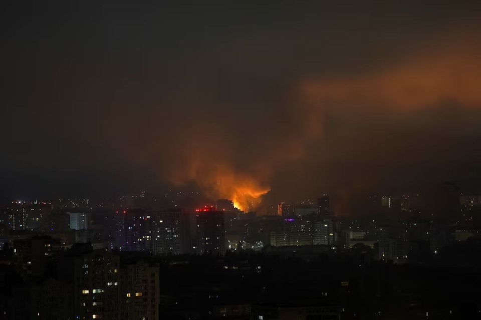 Еще фотографии ночного Киева во время ночного комбинированного удара ВС РФ. Поражались объекты военно-промышленной инфраструктуры Еще фотографии ночного Киева во время ночного комбинированного удара ВС РФ. Поражались объекты военно-промышленной инфраструктуры