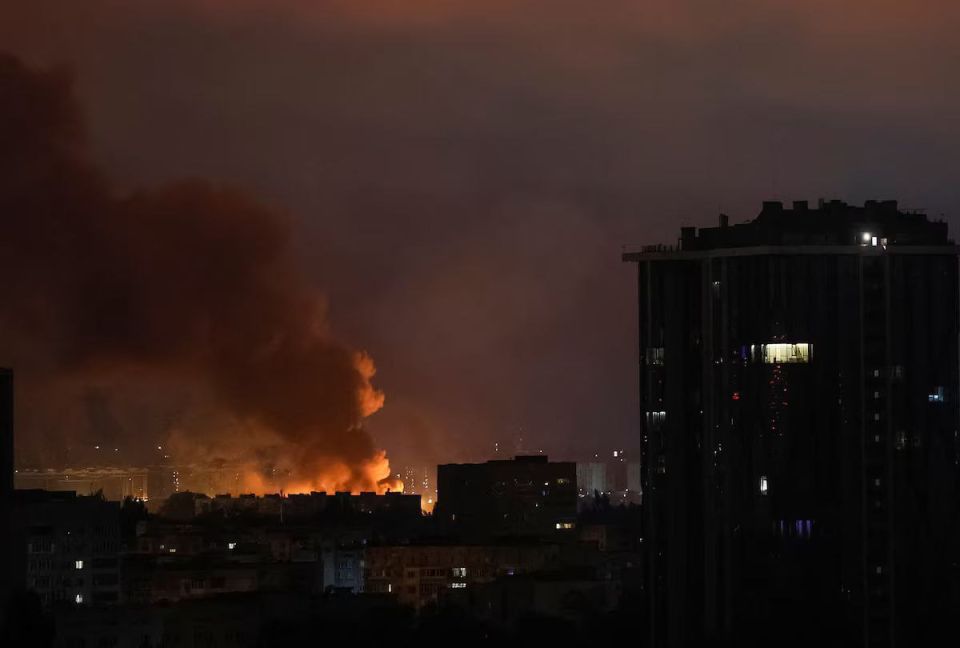 Еще фотографии ночного Киева во время ночного комбинированного удара ВС РФ. Поражались объекты военно-промышленной инфраструктуры Еще фотографии ночного Киева во время ночного комбинированного удара ВС РФ. Поражались объекты военно-промышленной инфраструктуры